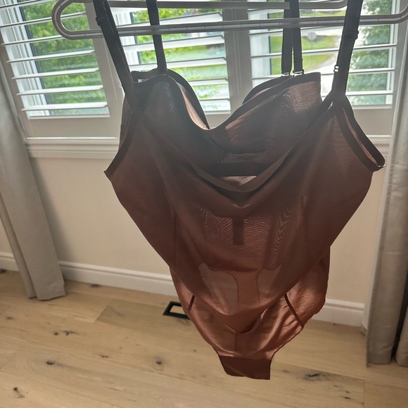 SKIMS bodysuit and matching bandeau set - Picture 1 of 3